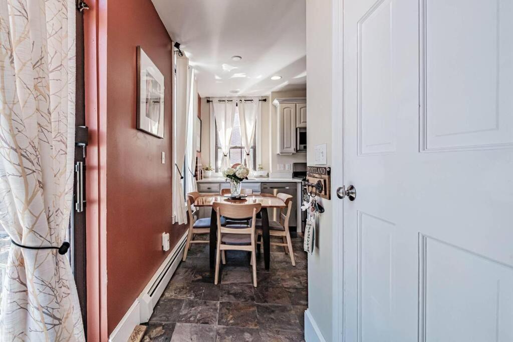 Historic Corner Apartment With Patio & Off Street Parking Portland Buitenkant foto