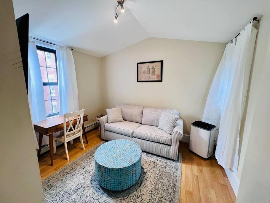Historic Corner Apartment With Patio & Off Street Parking Portland Buitenkant foto