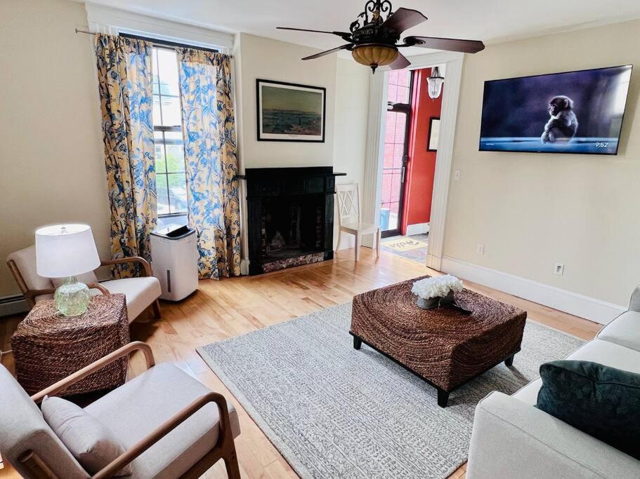Historic Corner Apartment With Patio & Off Street Parking Portland Buitenkant foto