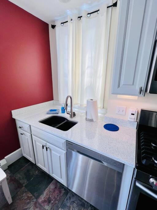 Historic Corner Apartment With Patio & Off Street Parking Portland Buitenkant foto