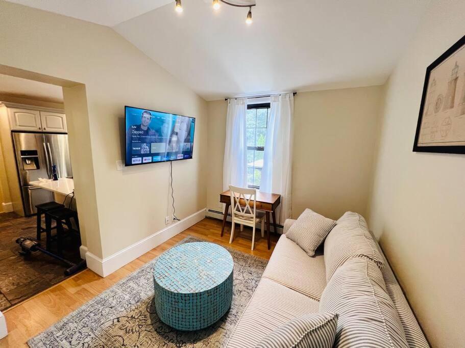 Historic Corner Apartment With Patio & Off Street Parking Portland Buitenkant foto